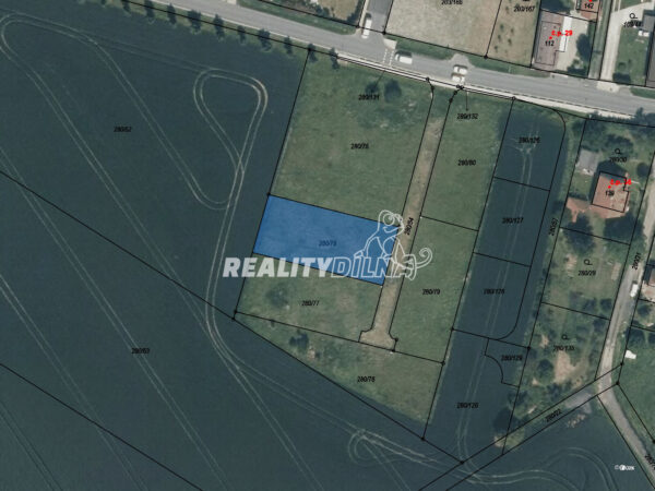 Stavební pozemek 900 m² v obci Zlatá – klidné místo s perfektní dostupností do Prahy